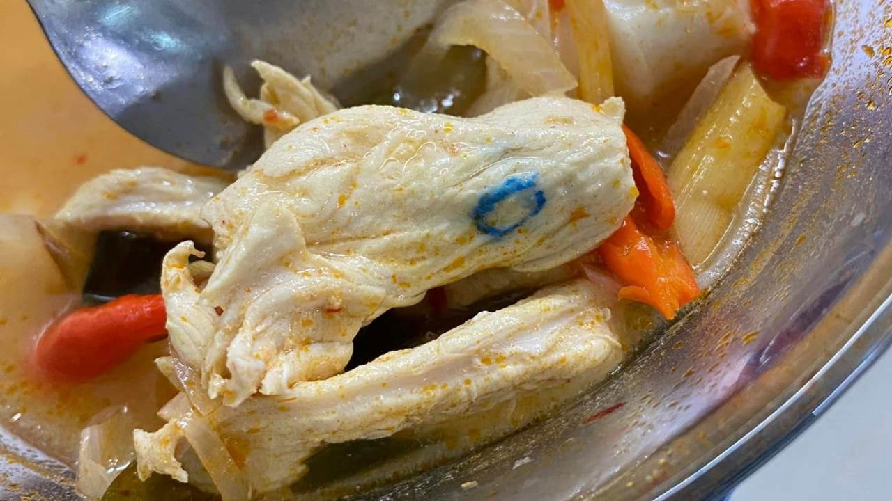 สาวสุดเซ็ง สั่งต้มยำไก่ แต่ได้ "ต้มยำหมึก" บอกเจอแบบนี้ขอสั่งรอบเดียว