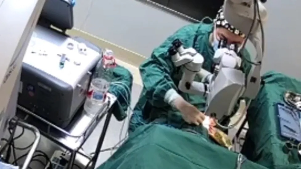 โซเชียลจีนเดือด คลิปไวรัลหมอชกคนไข้หญิงชราขณะผ่าตัดดวงตา