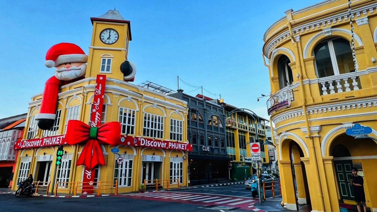 ซานตาคลอสปีนโรงพักตลาดใหญ่ แยกธนาคารชาร์เตอร์ภูเก็ต ต้อนรับเทศกาลคริสต์มาส 2023