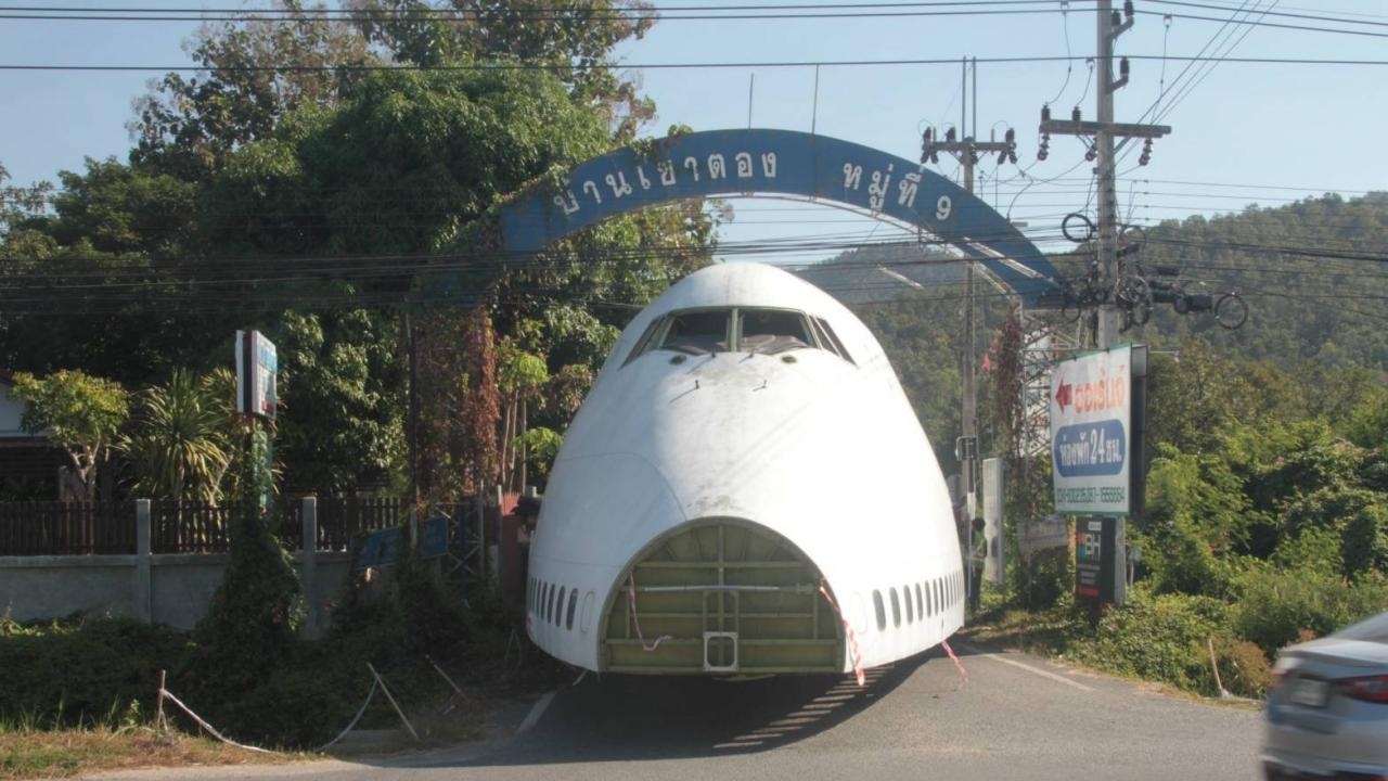 ชาวกาญจน์ ฮือฮาย้ายซาก 747 จัมโบ้เจ็ตเกือบ 20 คันรถเข้าพื้นที่ คาดเอกชนลงทุนคาเฟ่ใหม่