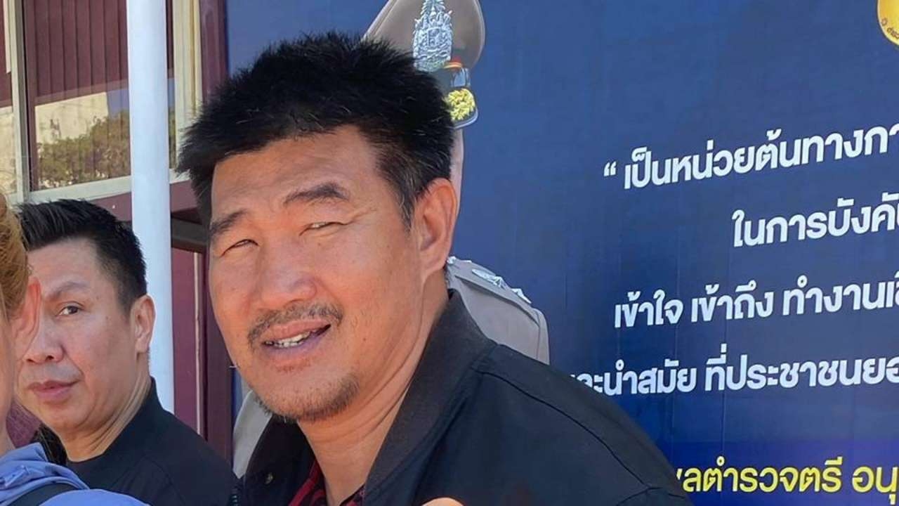 "สมรักษ์" พร้อมทนาย เข้ามอบเอกสารสอบปากคำ พร้อมปฏิเสธคดีพรากผู้เยาว์