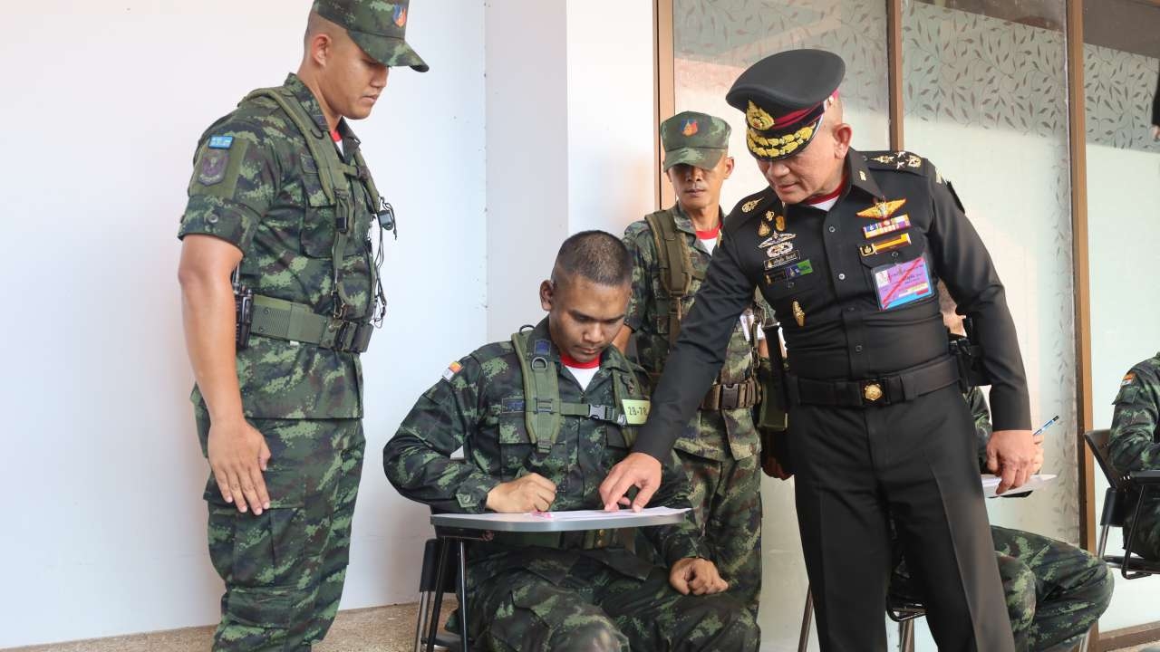 ผบ.ทบ. เยี่ยมนักเรียน จปร. เปิดห้องเล่าประสบการณ์ หลักการนำหน่วยทหาร