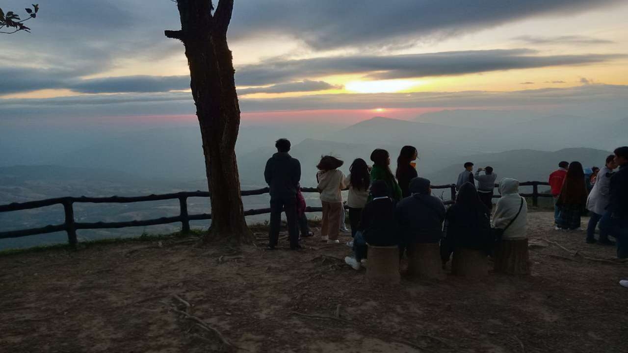 หนาวจับใจที่ "ภูเรือ" เช้านี้ อุณหภูมิลดฮวบ 6 องศา ภูกระดึงเย็น 8 องศา