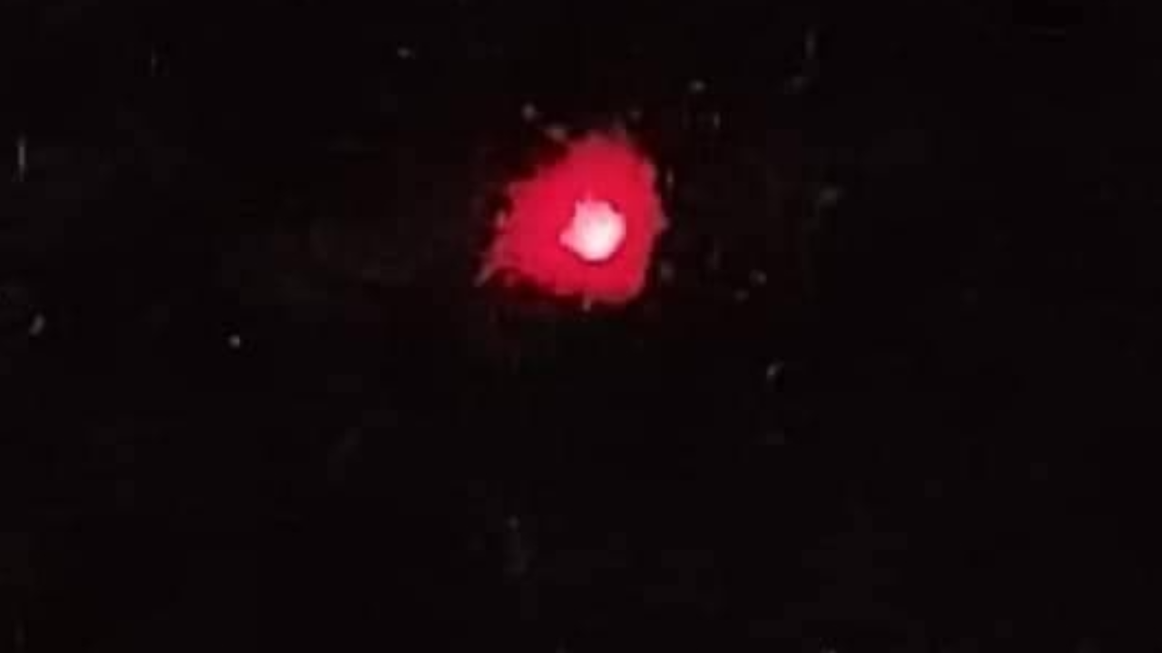 อะไรกันแน่ "ดวงไฟสีแดงปริศนา" ลอยใกล้หมู่บ้าน ขอผู้เชี่ยวชาญไขคำตอบ