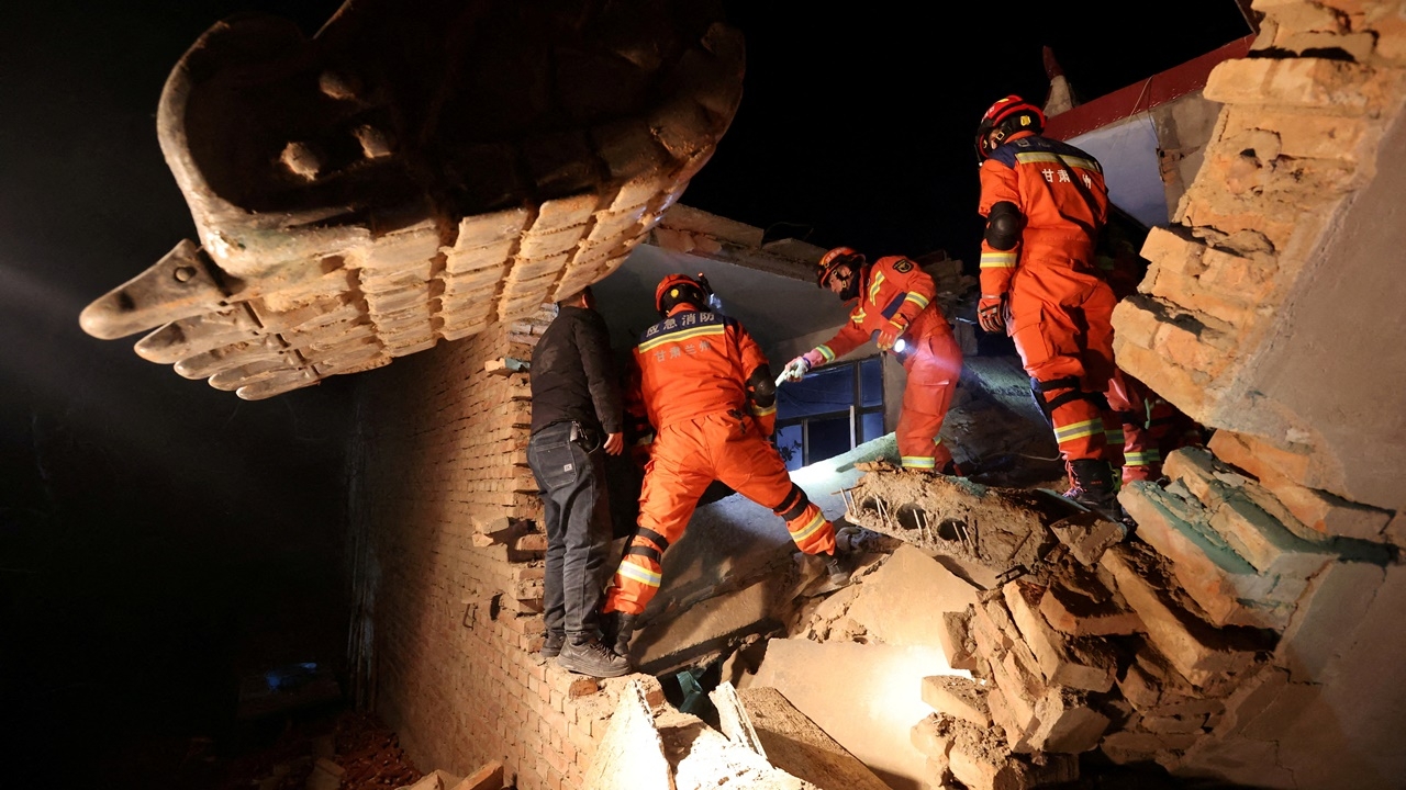 เหยื่อแผ่นดินไหวจีนพุ่ง 127 ศพ กู้ภัยท้าความหนาว ค้นหาผู้รอดชีวิต