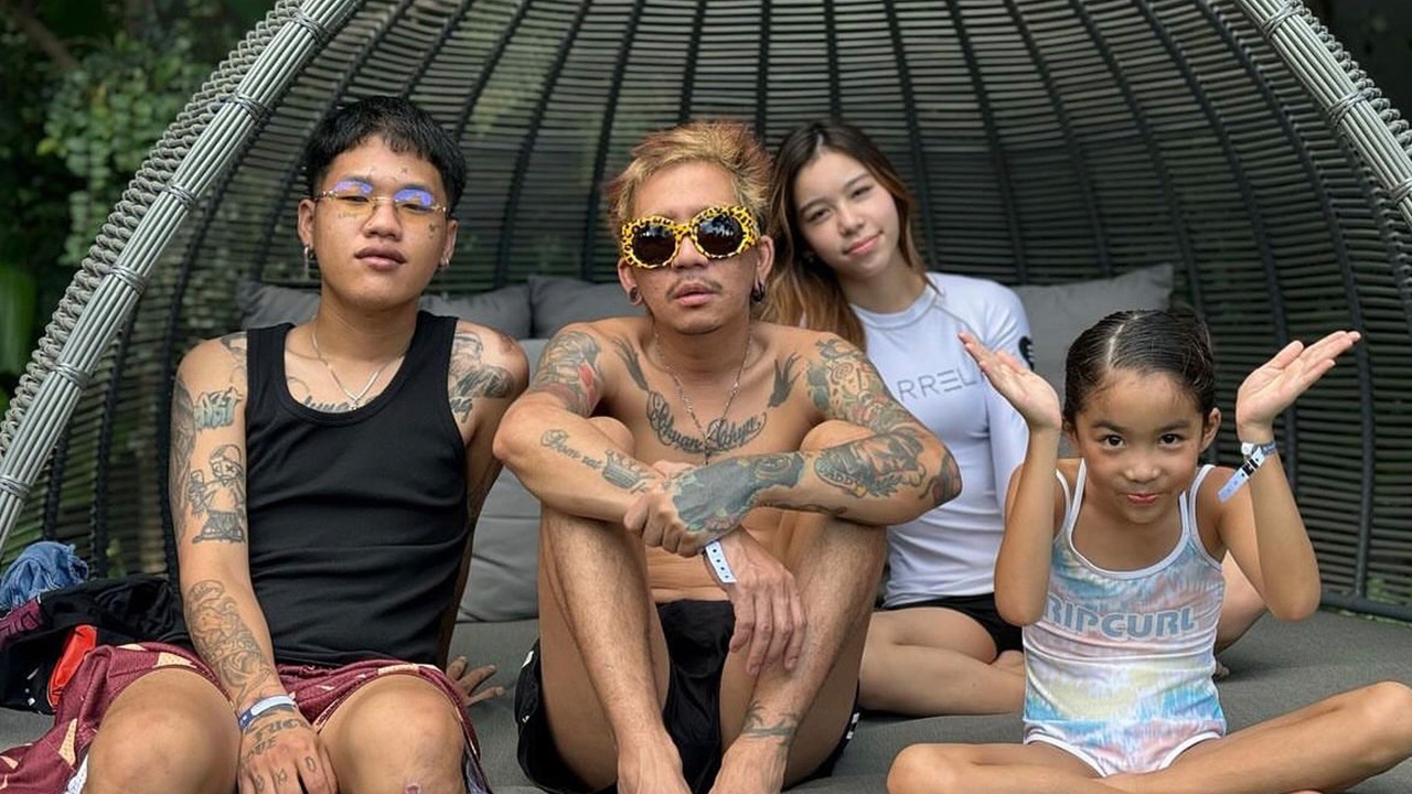 เปิดภาพลูกชาย แจ๊ส ชวนชื่น โตเป็นหนุ่มแล้ว มาดเท่เหมือนพ่อ น้อยคนจะเคยเห็น