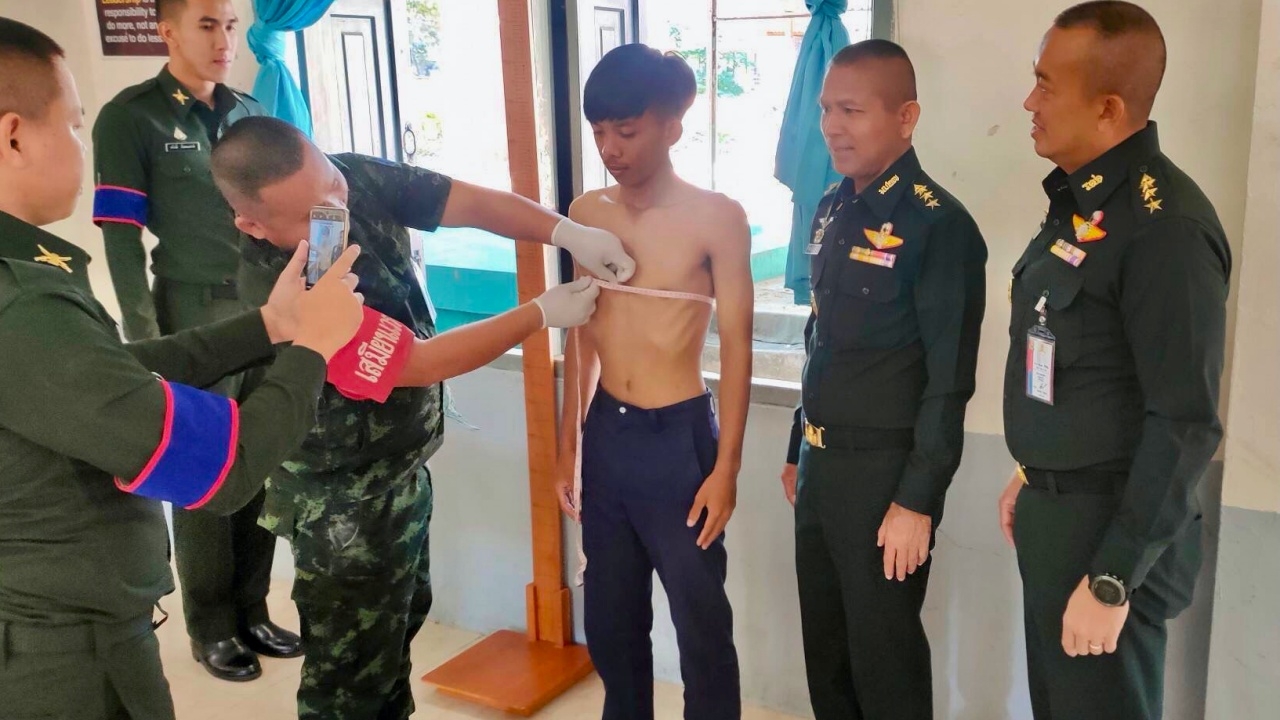 คัดเลือกชายไทยเป็นทหารกองประจำการ ร้อยเอ็ด สมัคร 58 ผ่าน 57 