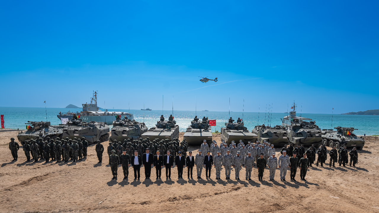 "บิ๊กทิน" ตรวจเยี่ยมฝึกทหาร "กองเรือยุทธการ-หน่วยบัญชาการนาวิกโยธิน"