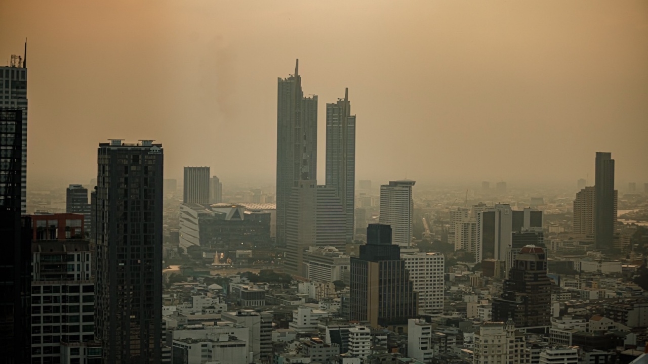 ค่าฝุ่น PM 2.5 เช้านี้ กทม. เกินมาตรฐาน 9 พื้นที่ ระดับสีส้ม เริ่มกระทบสุขภาพ