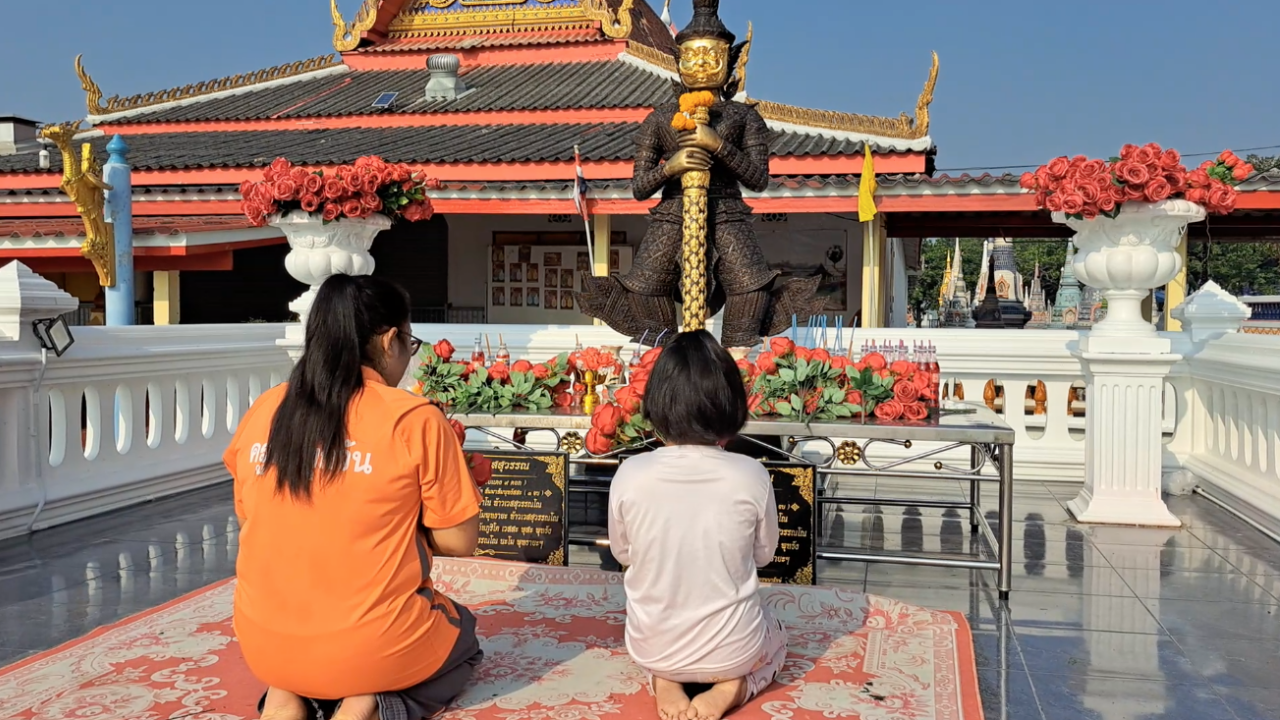 ถูกหวย 3 งวดติด มาแก้บน "ท้าวเวสสุวรรณหน้าทองคำ" พร้อมส่อง "เลขเด็ด" ลุ้นอีก