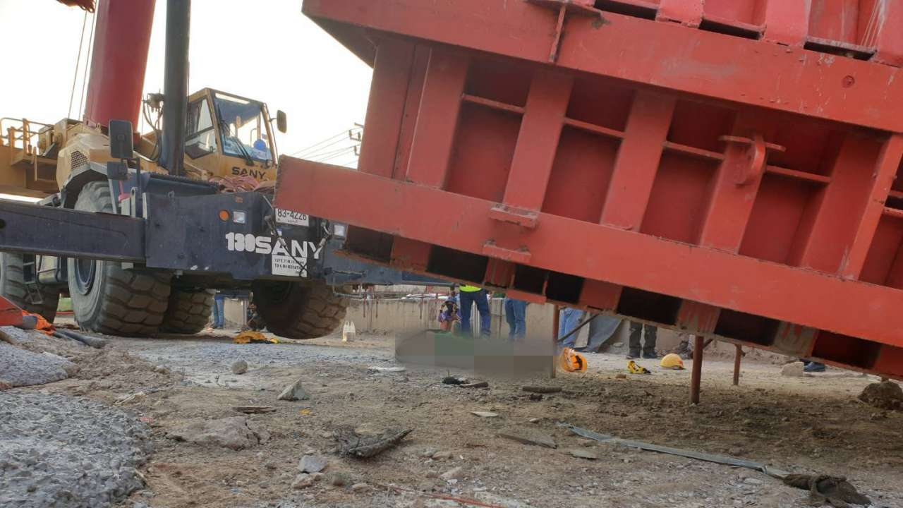 ระทึก แม่แบบหล่อคอนกรีตหัวสะพานด่วนพระราม 2 ร่วงทับคนงานดับ 1  สาหัส 1