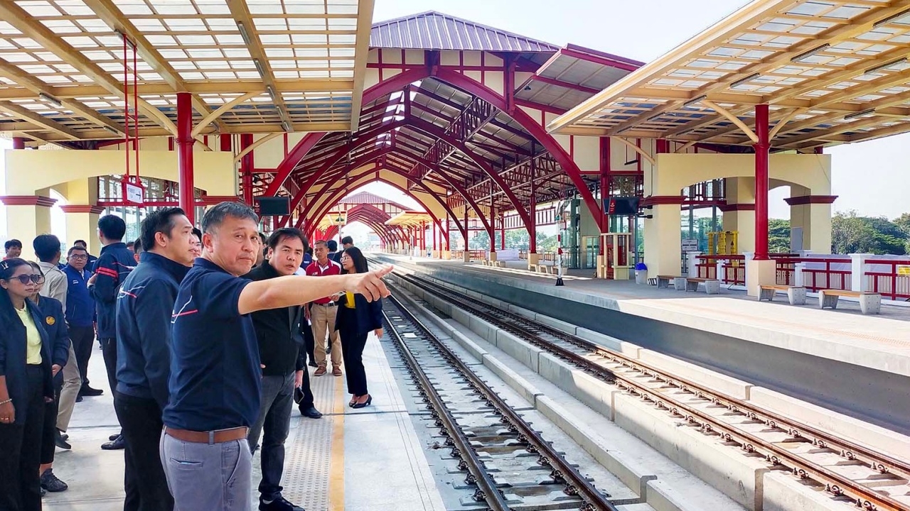 เปลี่ยนผ่านสถานีรถไฟหัวหินหลังใหม่ราบรื่น รมช.คมนาคมยันปีใหม่มีตั๋วกลับบ้านพอ