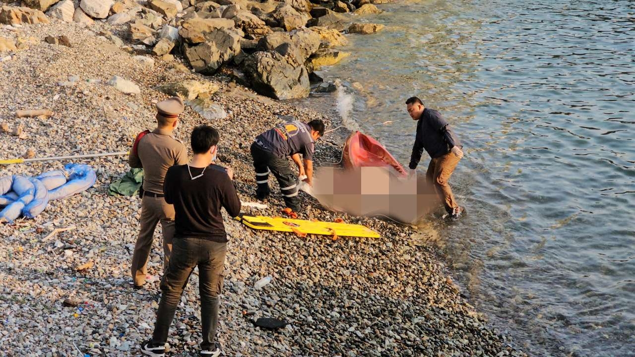 ทหารเรือกู้ร่างชายต่างชาติ ตายปริศนากลางทะเล นำศพกลับเข้าฝั่ง