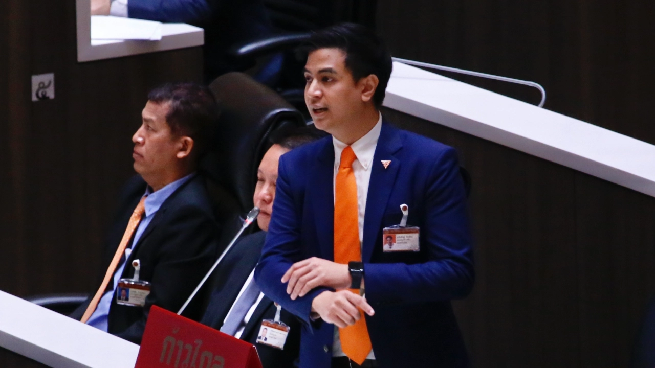 "พริษฐ์" ซัด รัฐบาล ตลก 6 ฉาก ได้รัฐธรรมนูญฉบับใหม่ ซ่อนเงื่อนไข ทำให้ล่าช้า