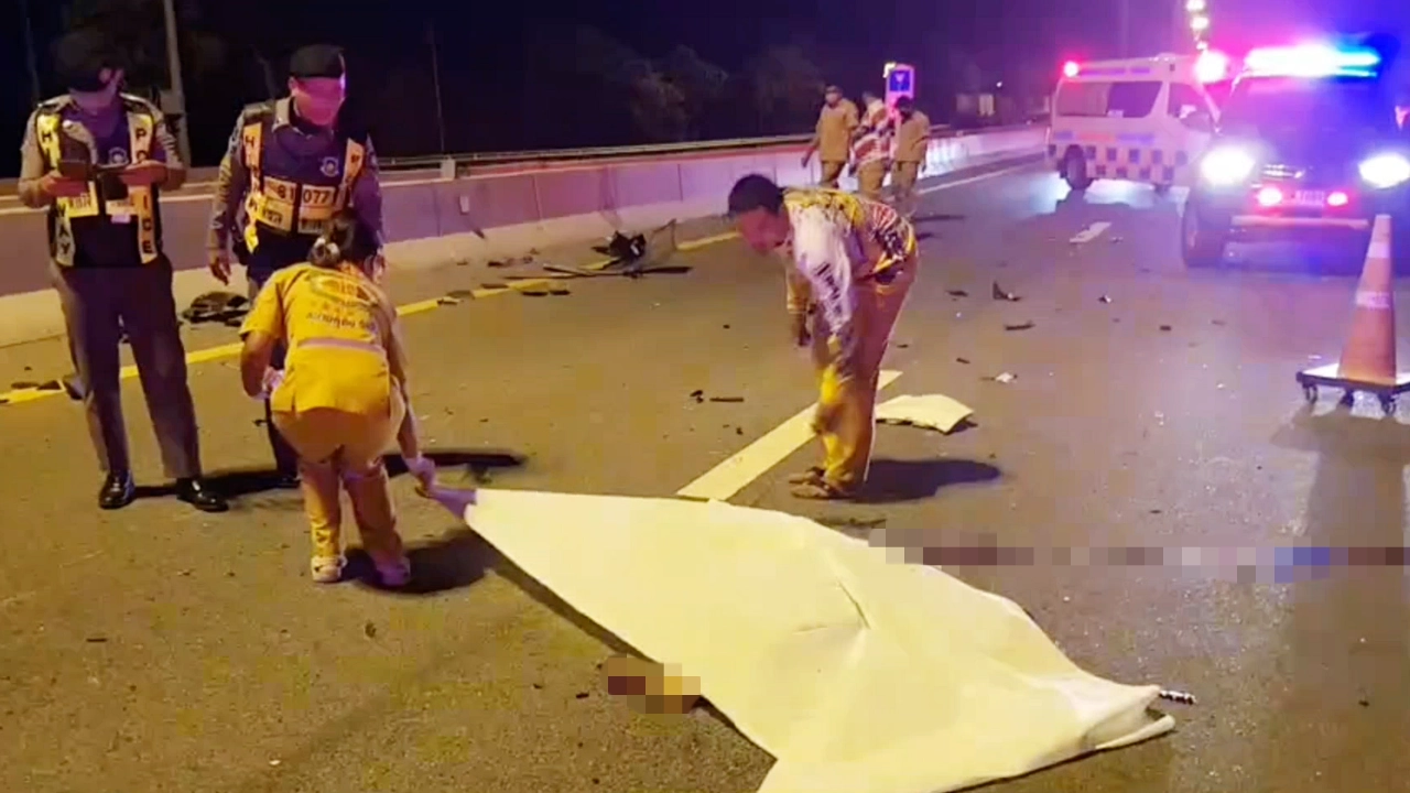 จยย.ย้อนศรขึ้นมอเตอร์เวย์ สาวขับรถเก๋งเบรกไม่ทัน ชนดับกลางดึก 