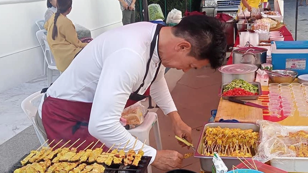 อดีตดาราดัง ไร้งานในวงการ สู้ชีวิตผันตัวเป็นพ่อค้าริมทาง 