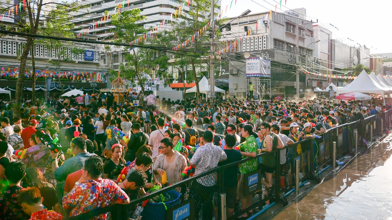 สงกรานต์สยาม 2567 วันไหนบ้าง จัดกี่วัน เช็กรายชื่อศิลปิน และกิจกรรมที่นี่