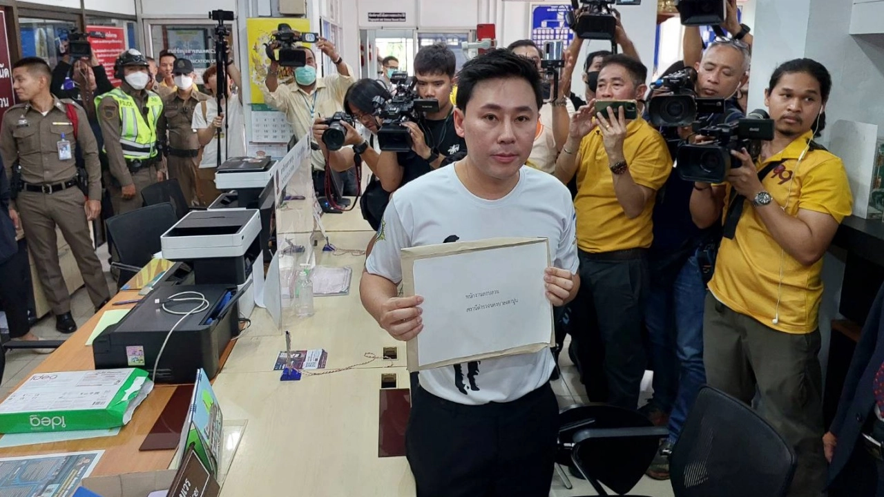 ทนายตั้ม ไป สน.เตาปูน แจ้งความบิ๊กต่อ-ภริยา ร่วมฟอกเงิน