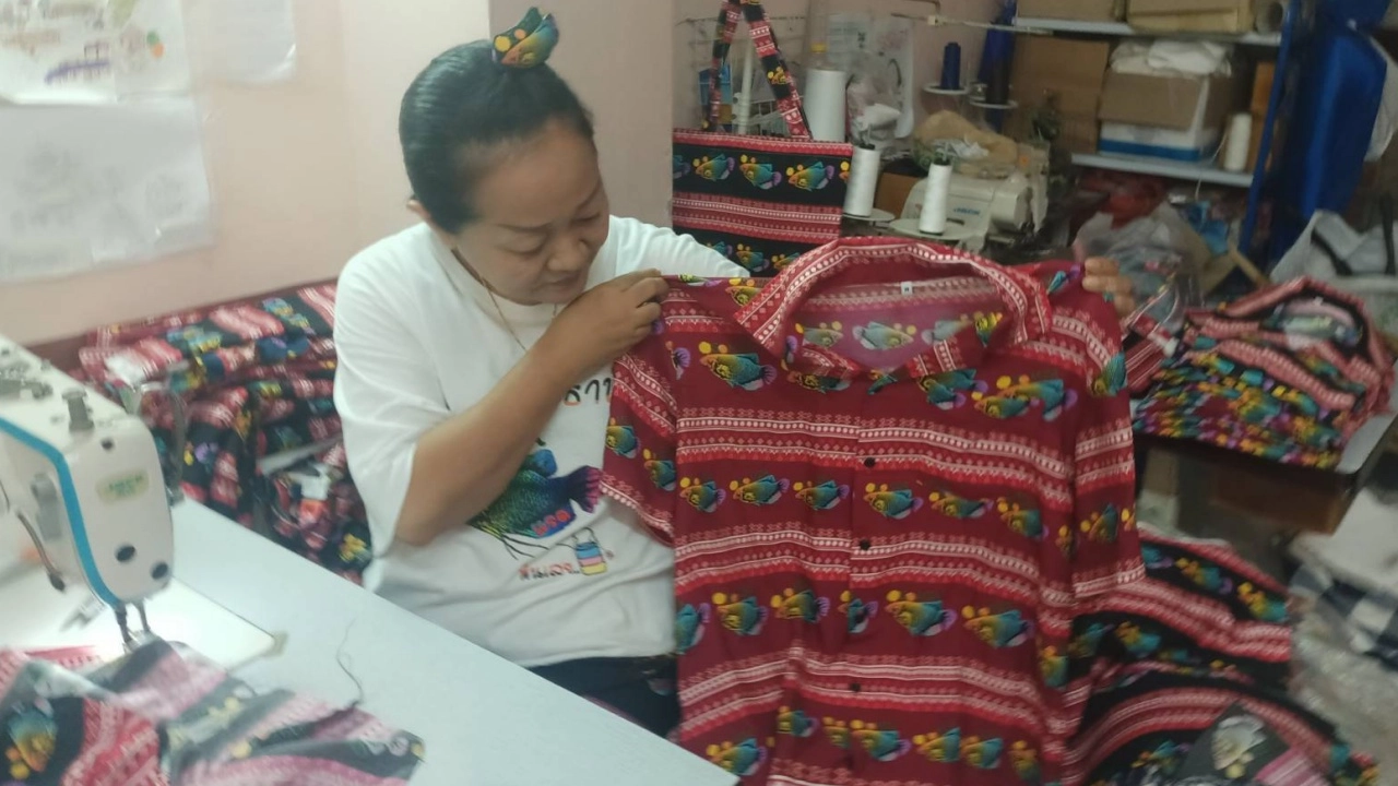 มาแล้ว เสื้อส้มซ่าปลาแรด อุทัยธานี ยอดขายพุ่งรับสงกรานต์ เร่งผลิตแทบไม่ทัน