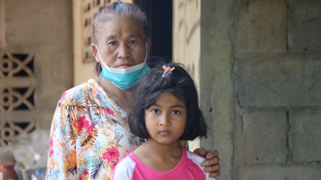 น่าสงสาร ด.ญ.ลูกครึ่งบาห์เรน แม่ทิ้งอยู่กับยาย ทุกวันต้องไปขอข้าวพระ 