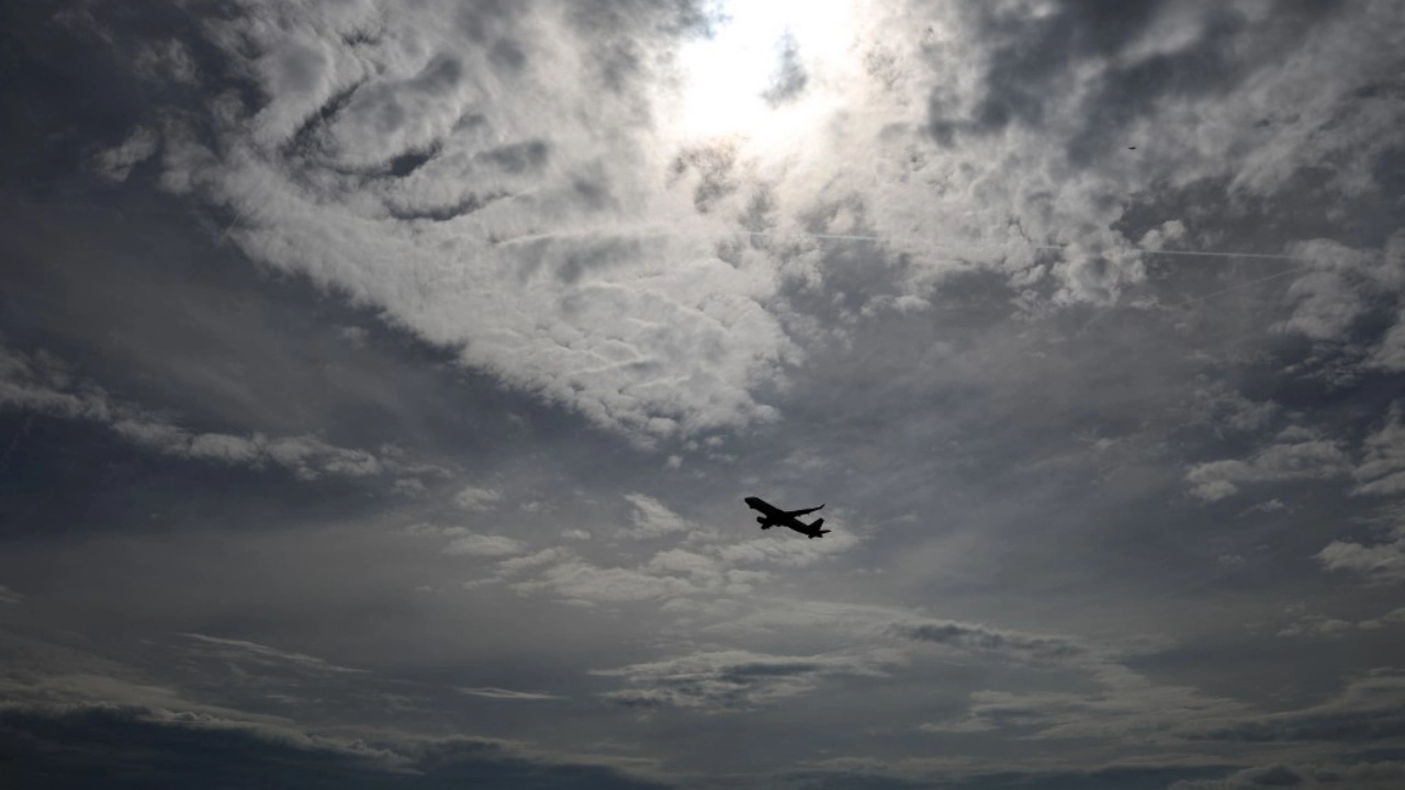 นาทีระทึก เครื่องบินอีซีเจ็ต ฝ่าพายุเนลสัน ก่อนยกเลิกลงจอดที่ลอนดอน (คลิป)