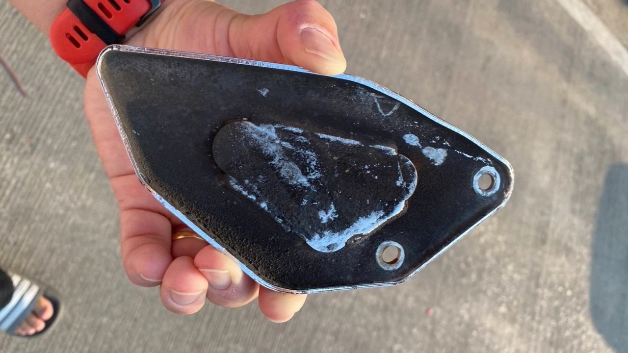 รถไฟฟ้าสายสีชมพู แจงชิ้นส่วนหล่นใส่รถเก๋ง ยันไม่ใช่ชิ้นส่วนของรถไฟฟ้า