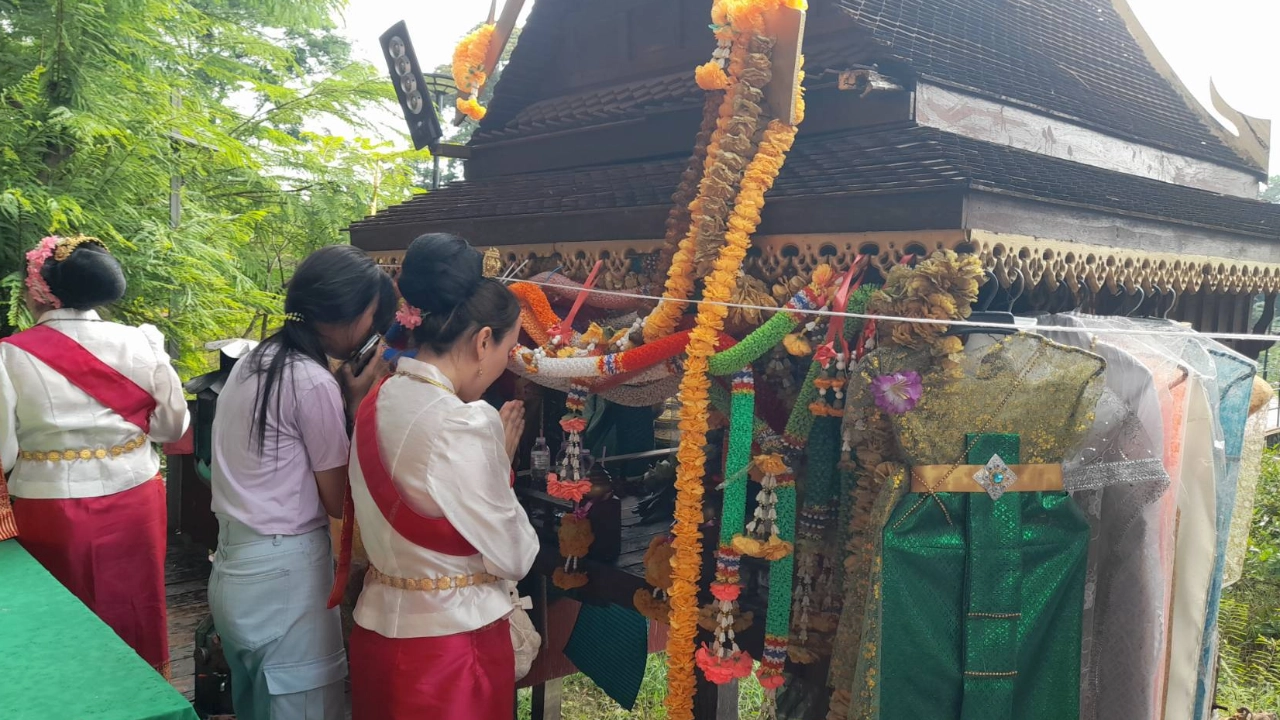 ฮือฮา พ่อจ้ำถ่ายภาพติดคล้ายเศียรพญานาค คอหวยไม่พลาดส่อง "เลขเด็ด"
