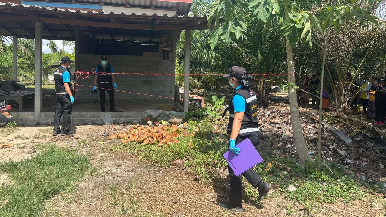 ลูกฆ่าแม่ฟันคอจนขาด หิ้วหัวไปสับเละ ก่อนถูกชาวบ้านรุมจับ ส่งตำรวจ