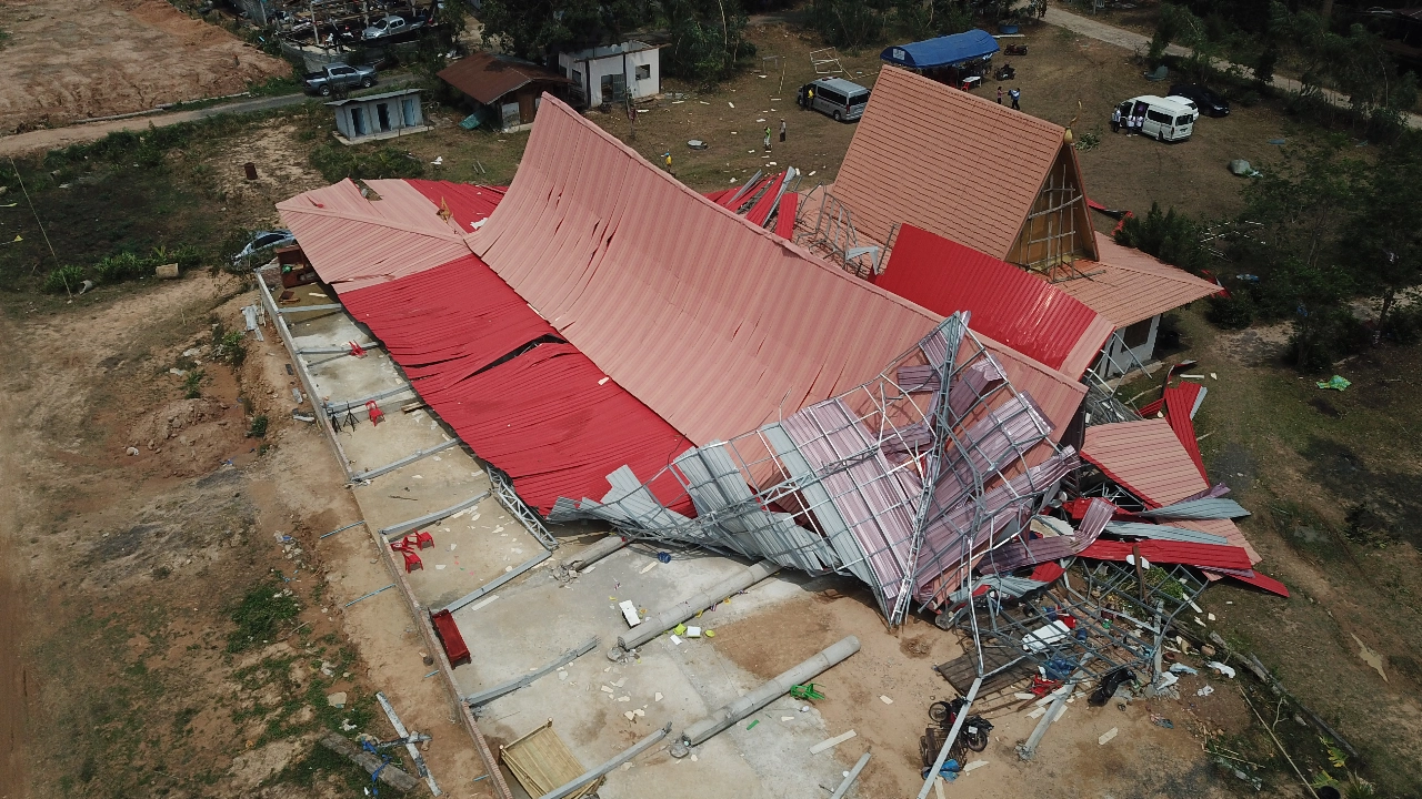 สะพรึง "พายุฤดูร้อน" กระหน่ำอุบลฯ ศาลาวัดถล่มทับคนตาย-บ้านพังกว่า 100 หลัง