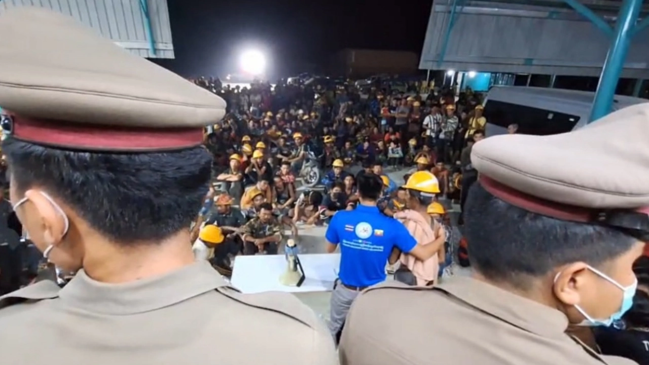 เครนถล่มระยอง ดับ 7 นายทุนจีนยอมจ่ายศพละ 1.6 ล้าน ตร.รอให้เปิดทาง