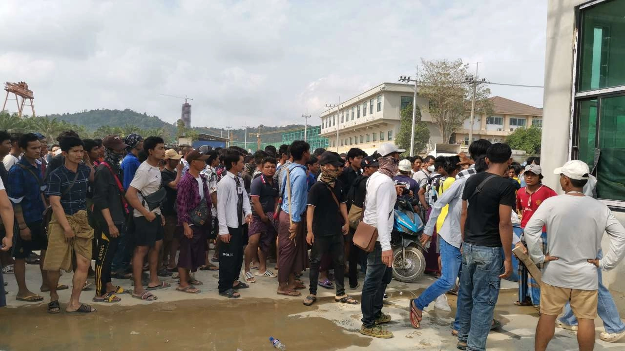 เครนถล่มระยอง คนงานพม่ารุกฮือ ไม่พอใจนายทุนจีนขู่ไล่ออก ระดมปาหินใส่