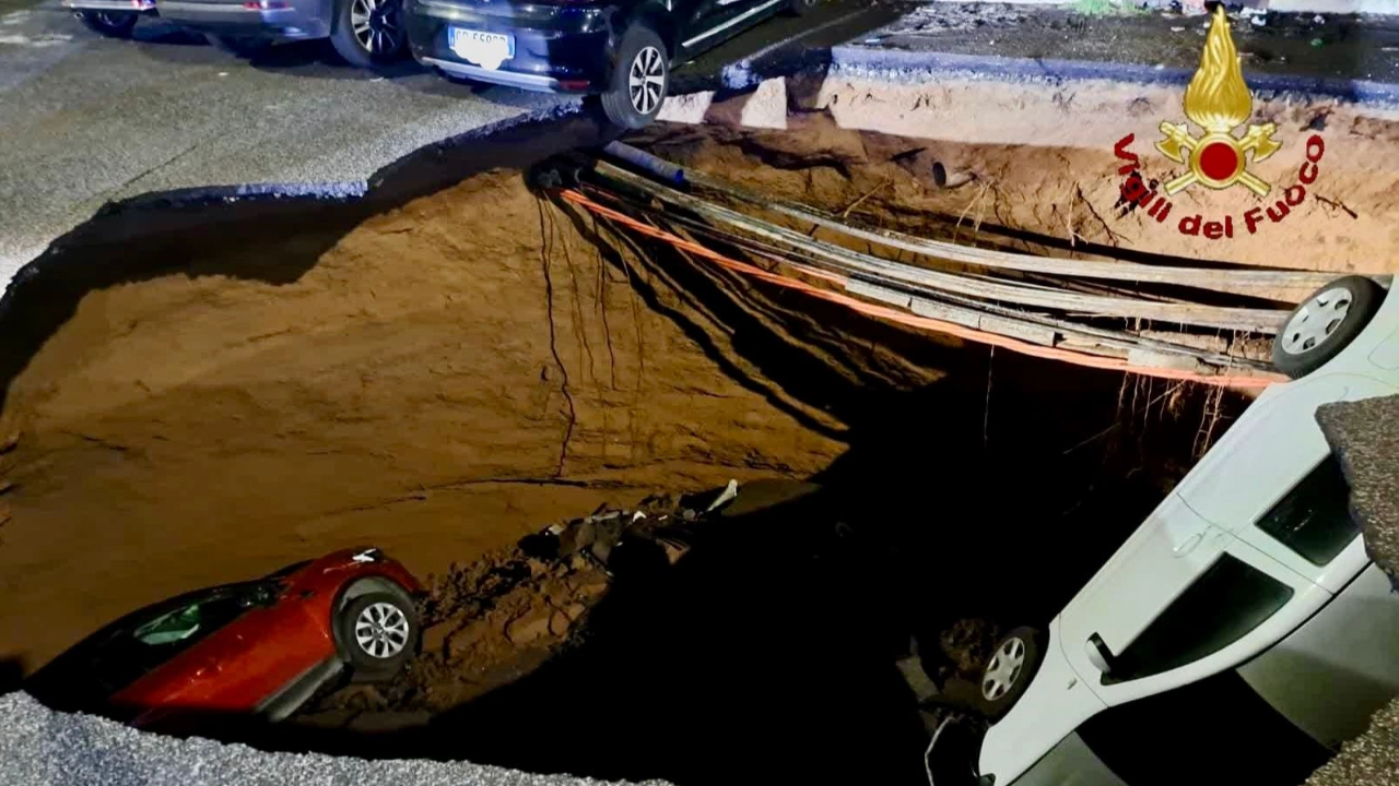 ตะลึง เกิดหลุมยุบบนถนนกลางกรุงโรม รถตกลงไปลึกกว่า 10 เมตร