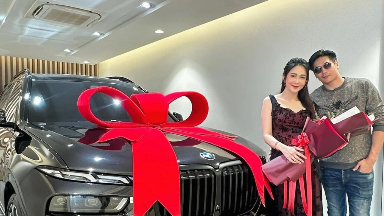 สวยและรวยมาก ว่าที่คุณแม่ถอยรถหรูป้ายแดงเพิ่มอีกคัน เป็นของขวัญให้ตัวเอง 