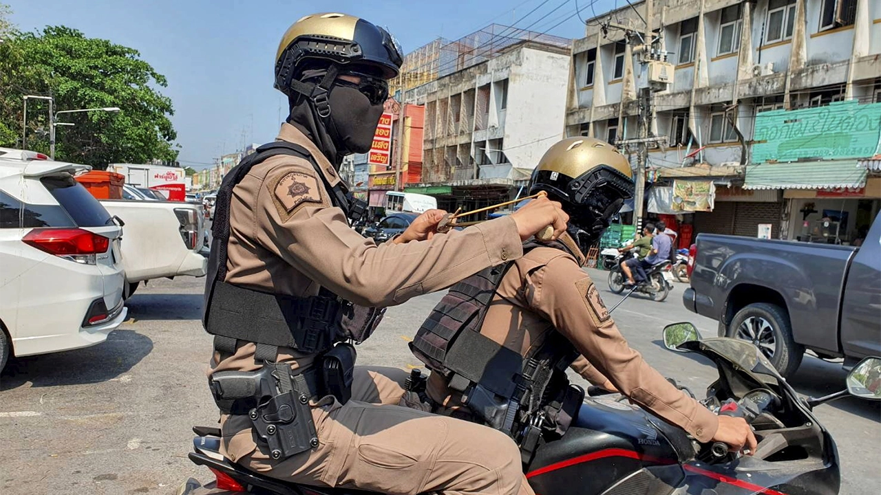 ตร.ลพบุรีระดมหน่วยหนังสติ๊ก ปรามลิงก้าวร้าว