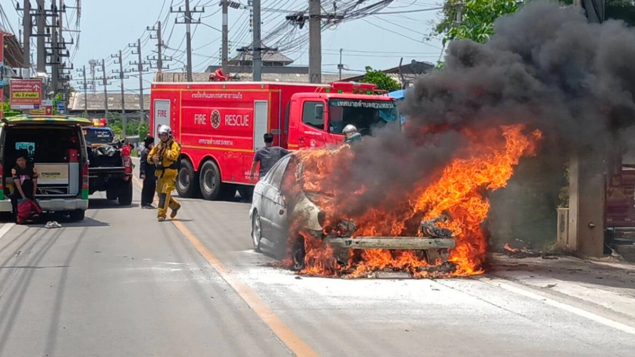 ระทึก ไฟไหม้รถเก๋งติดแก๊ส ลูกสาวพาพ่อวัย 74 หนีรอดหวุดหวิด