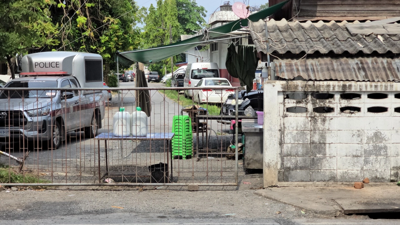 ร้องถูกตำรวจชักปืนขู่ หลังมีปากเสียงกับเมียตำรวจ ปมขายสปาเกตตีเหมือนกัน