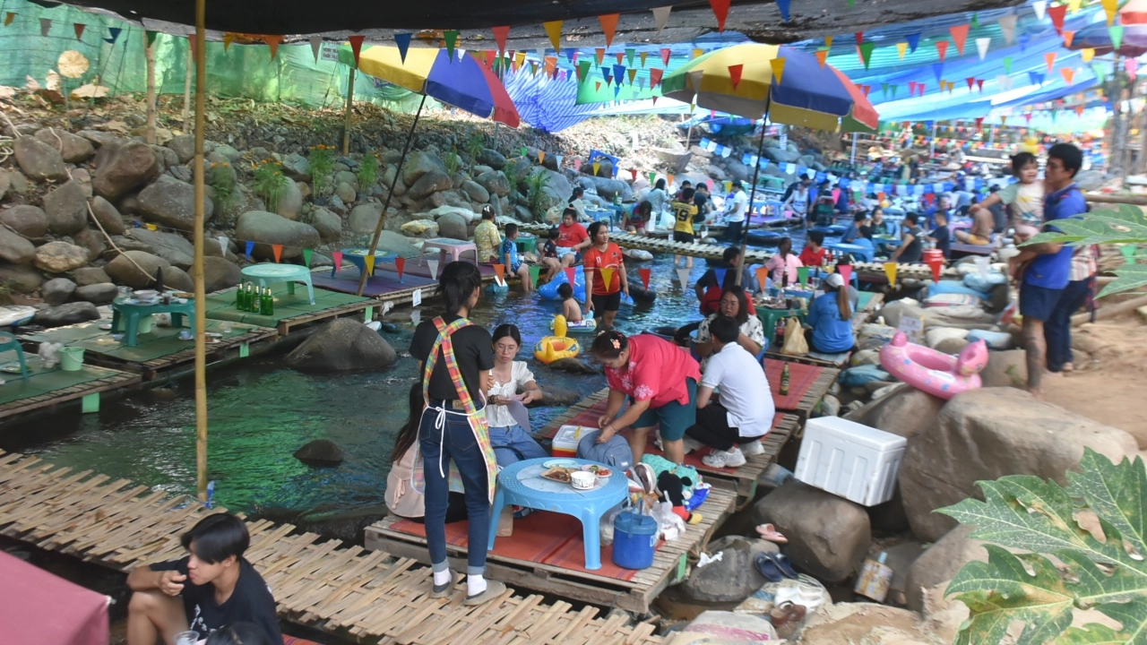 นักท่องเที่ยวแห่เล่นน้ำ พักผ่อนหนีร้อนบนแพกลางลำธาร ที่น้ำตกขุนกรณ์ เชียงราย