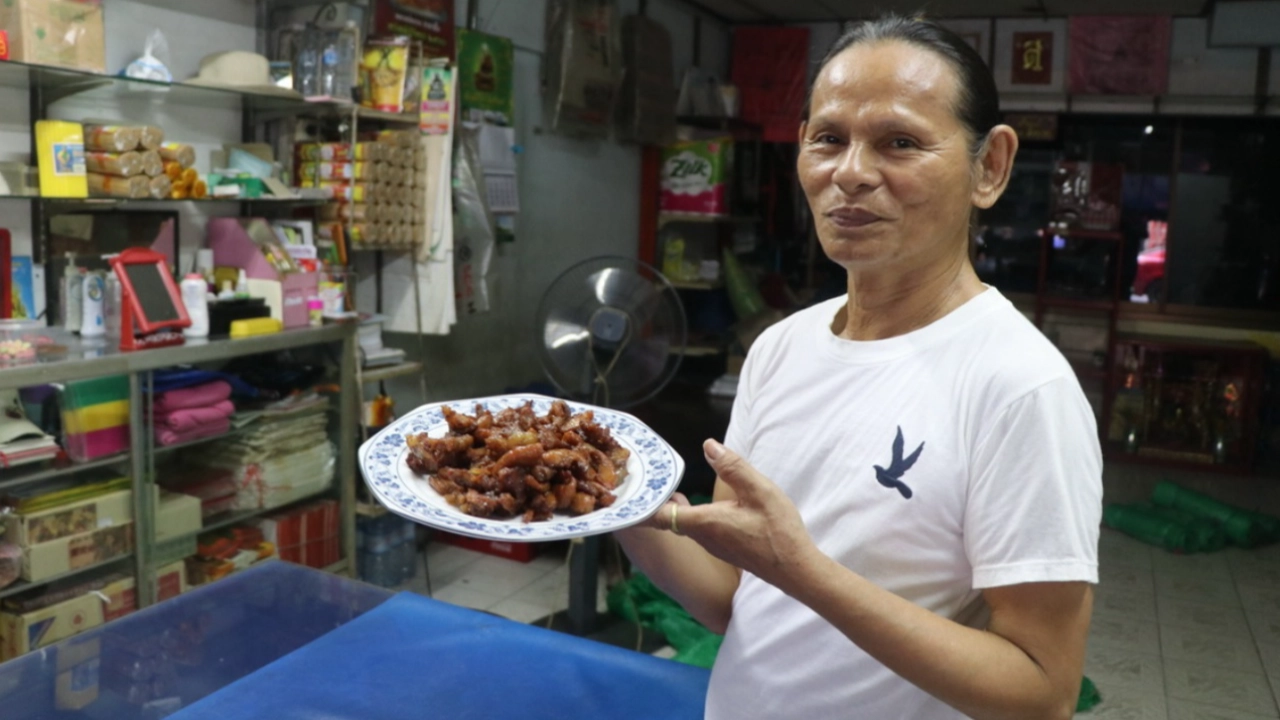 อ่างทองชวนชิม จิ๋มหมูแดดเดียวทอด สูตรเจ๊รอด อร่อยเหาะหากินยาก