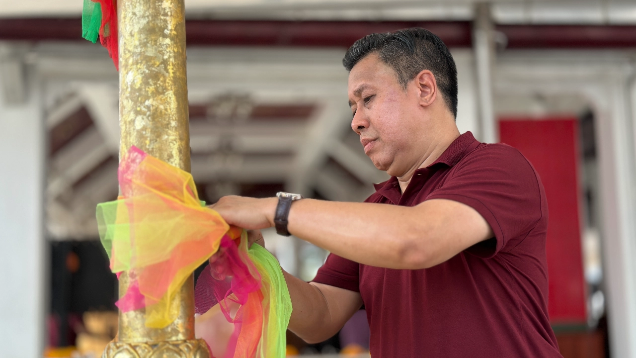 “จักรภพ เพ็ญแข” สักการะศาลหลักเมือง ย้ำ อยากนำประสบการณ์ทำประโยชน์เพื่อชาติ