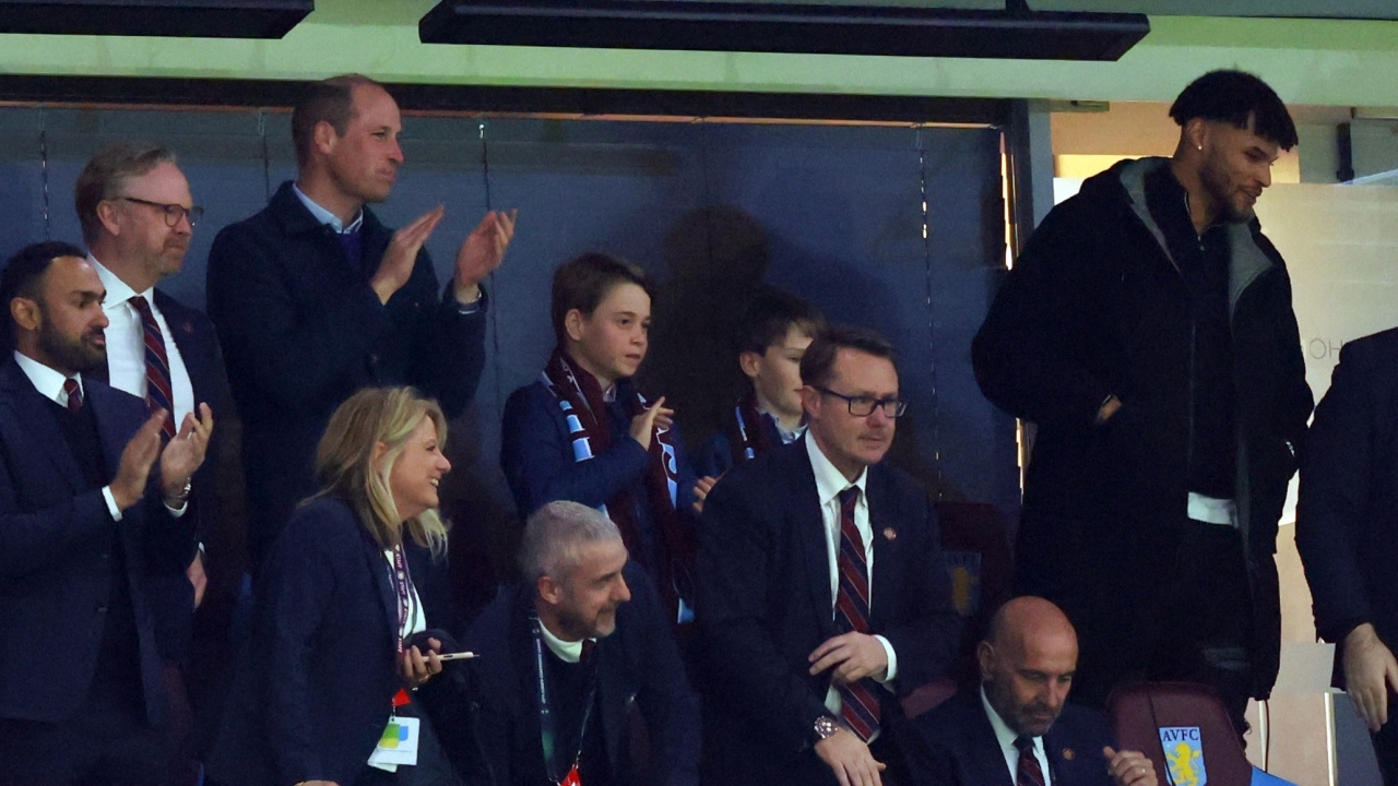 เจ้าชายวิลเลียม ทรงพาเจ้าชายจอร์จ เสด็จฯ ไปเชียร์ทีมโปรดฟาดแข้ง