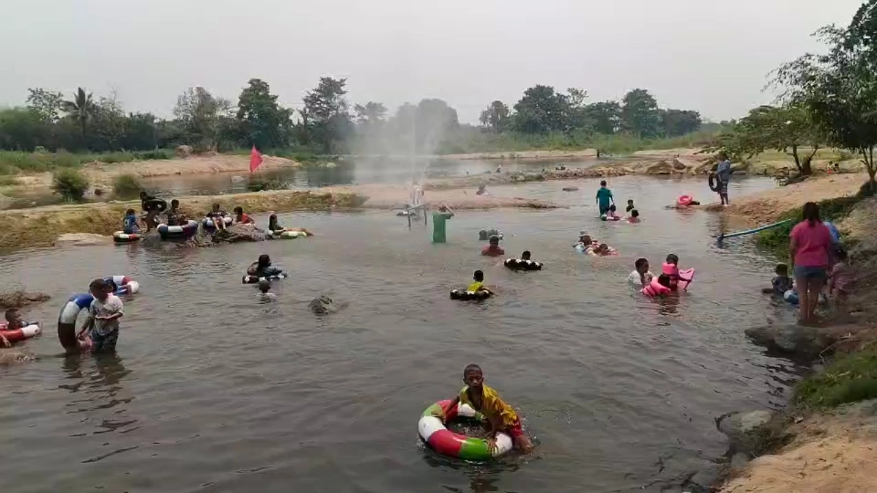 ผู้คนนับพันหนีอากาศร้อน พาลูกจูงหลาน เล่นน้ำแก่งเกาะใหญ่น้ำแม่วงก์ที่นครสวรรค์