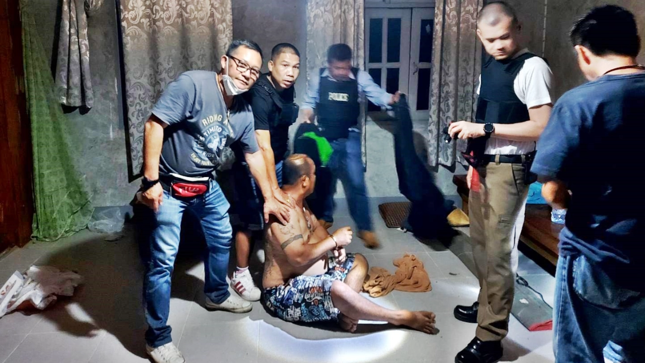 หนีไม่รอด หนุ่มหัวร้อนเถียงสู้ไม่ได้ ชักปืนยิงผู้หญิง ลากศพซ่อนในบ้าน  