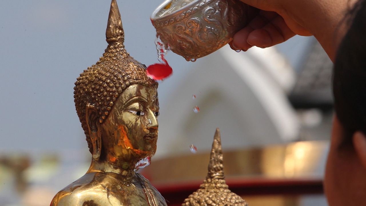 สรงน้ำพระวันสงกรานต์ 2567 เสริมดวง หมอช้างเปิดเคล็ดลับวิธีไหว้และบทสวด 