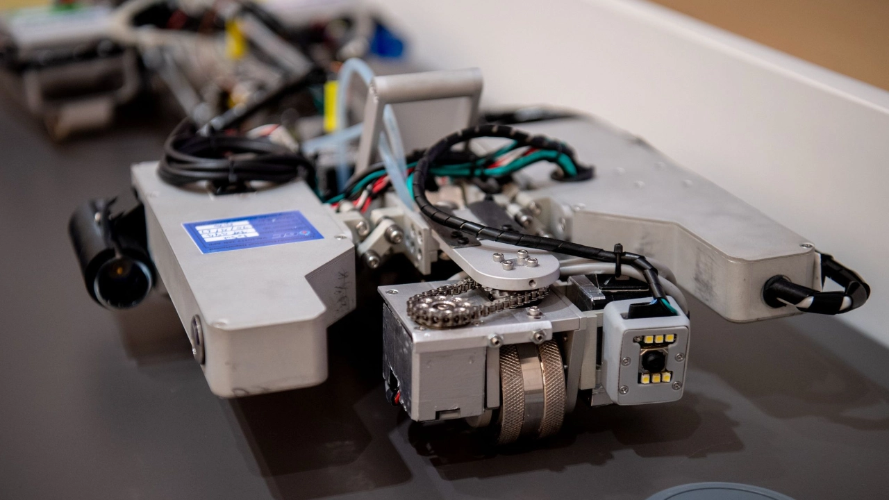 มจพ.ส่งมอบหุ่นยนต์ตรวจวัดความหนาของท่อ ผลงานการต่อยอดหุ่นยนต์กู้ภัยโลก