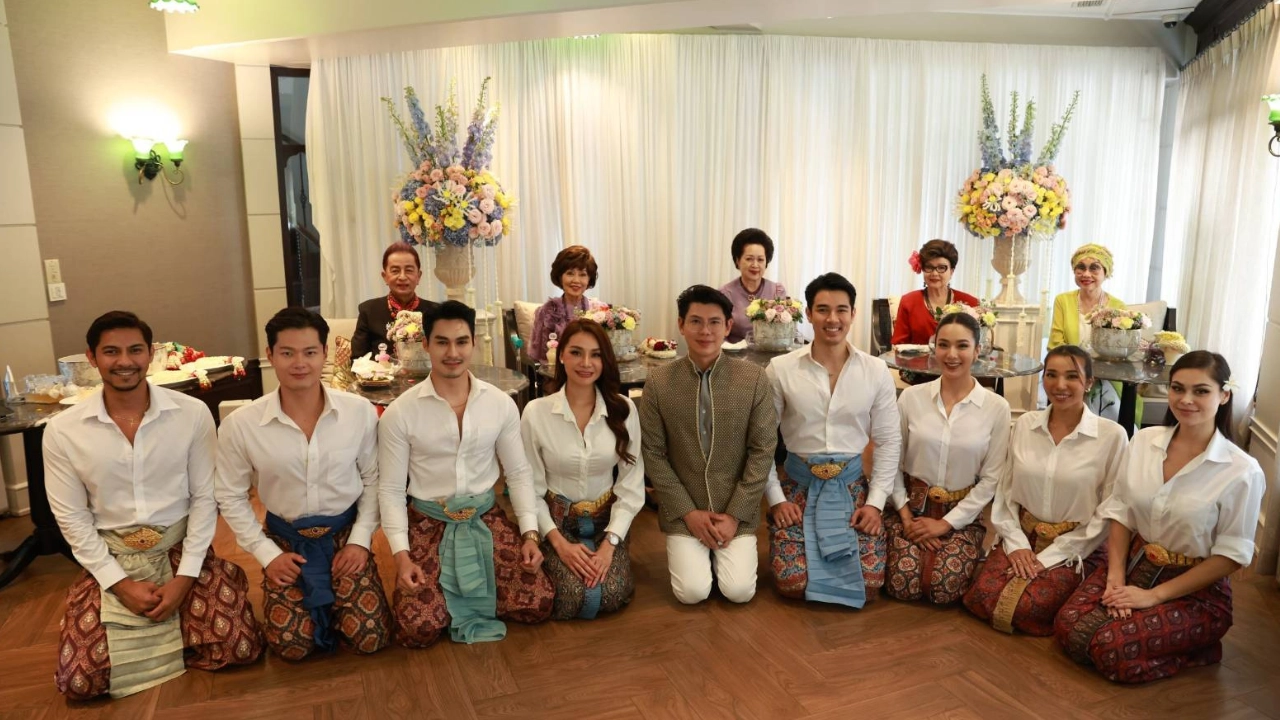 เฟิร์สหวัง-ธ๊อป ณฐนน นำทีมครอบครัวซูปร้า รดน้ำดำหัวผู้ใหญ่ต้อนรับสงกรานต์