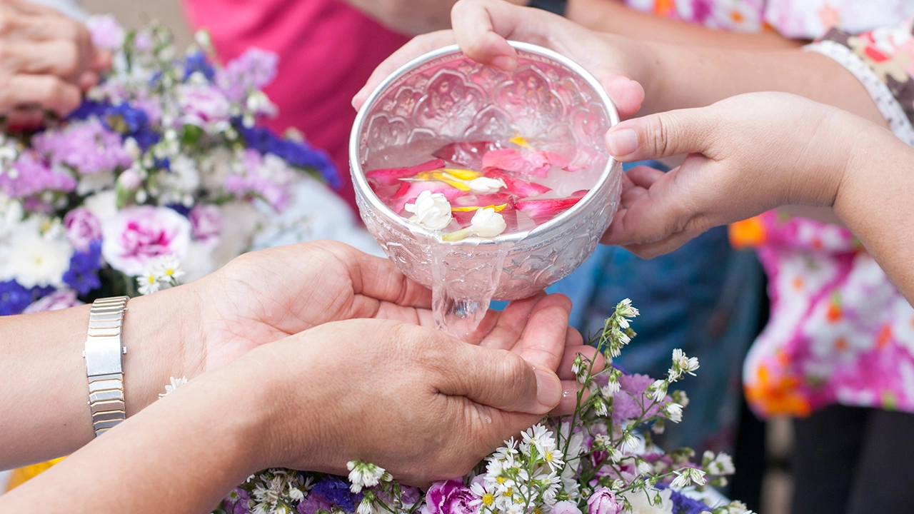 5 ความเชื่อสงกรานต์ 2567 ทำแล้วชีวิตร่ำรวย รุ่งเรือง เสริมสิริมงคล