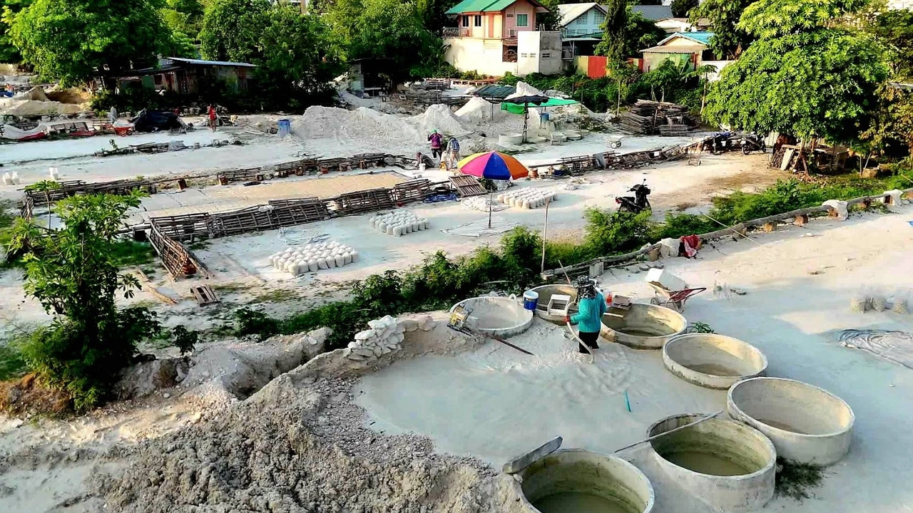 ชาวหมู่บ้านดินสอพองที่ลพบุรี เร่งผลิตเพื่อจำหน่ายช่วงสงกรานต์ คาดปี 67 ขายดีแน่