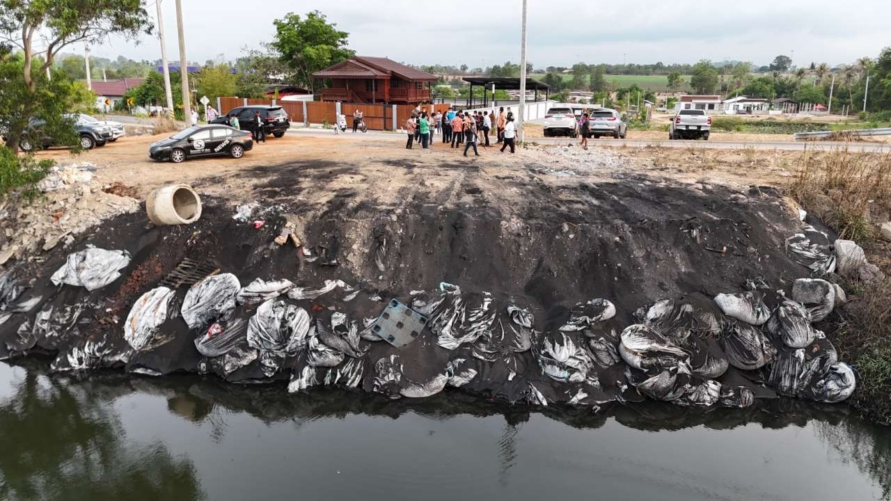 นอภ.บางละมุง เร่งตรวจสอบสารสีดำถูกทิ้ง พร้อมปิดกั้นพื้นที่ หวั่นอันตราย