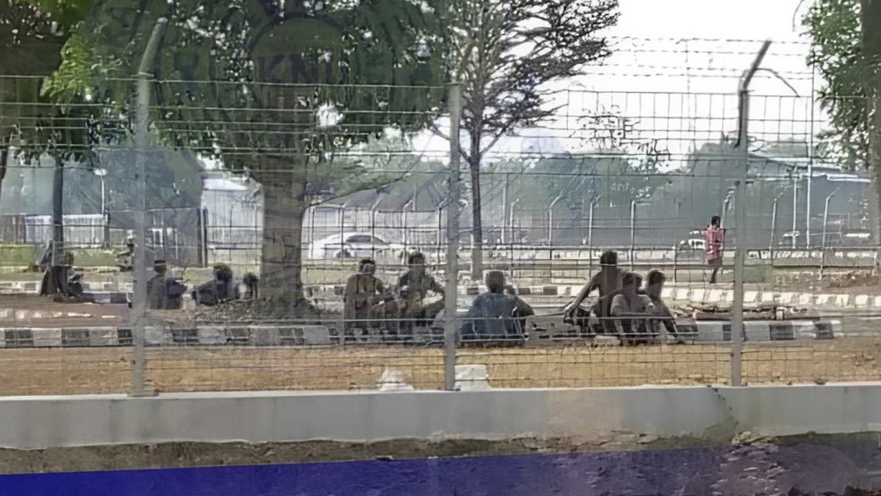 KNU เผยภาพทหารพม่าในเมียวดี หลบที่สะพาน รอข้ามไทย หวั่นบินรบทิ้งบอมบ์