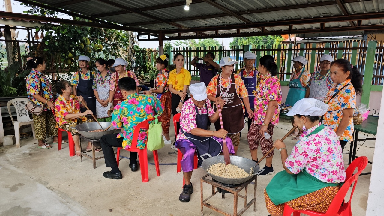 สงกรานต์พิษณุโลก ลองไปชมระบำถั่วตัดสูตรโบราณ ของชมรมผู้สูงอายุวัดสว่างอารมณ์  